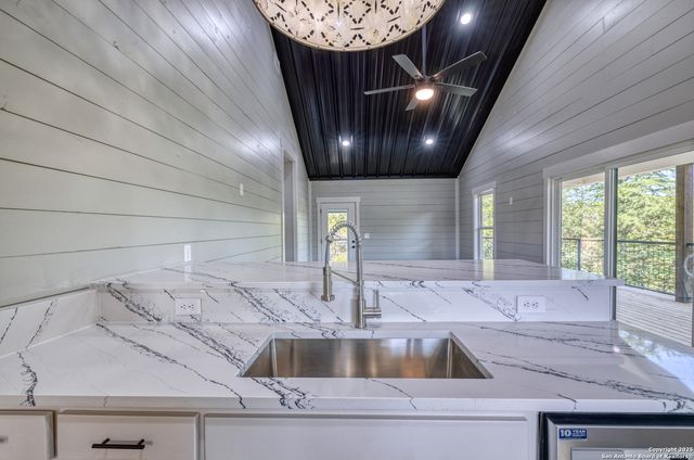 132 Sherman Lane, Leakey, TX 78873