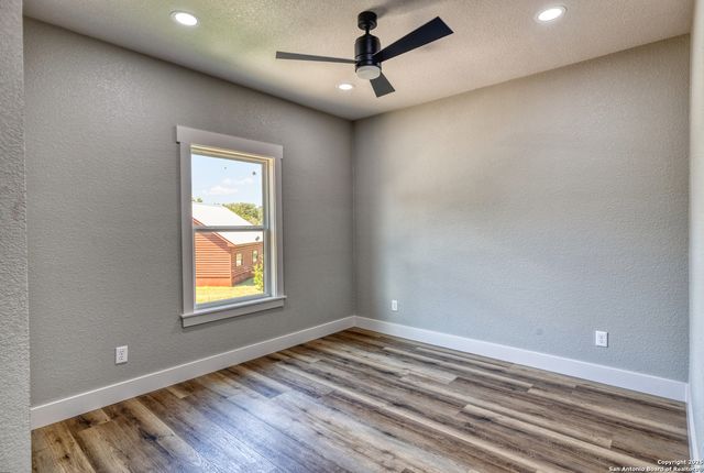 132 Sherman Lane, Leakey, TX 78873