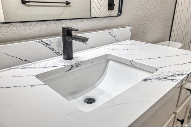 132 Sherman Lane, Leakey, TX 78873