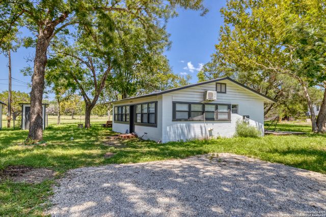 132 Sherman Lane, Leakey, TX 78873