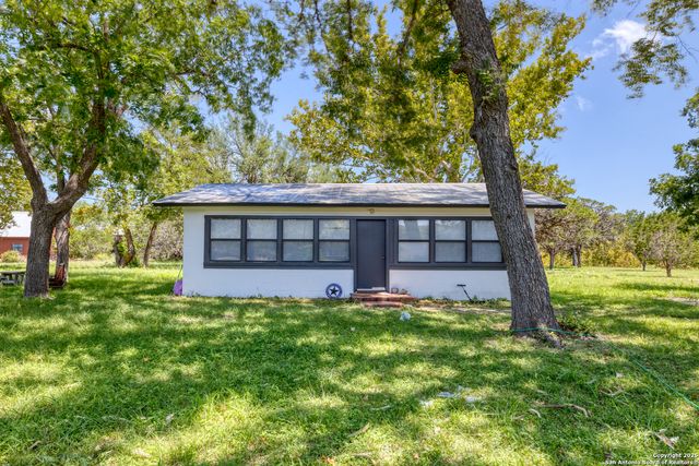 132 Sherman Lane, Leakey, TX 78873