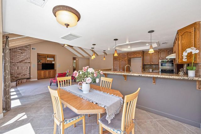 1872 Ridgeview Dr, Roseville, CA 95661