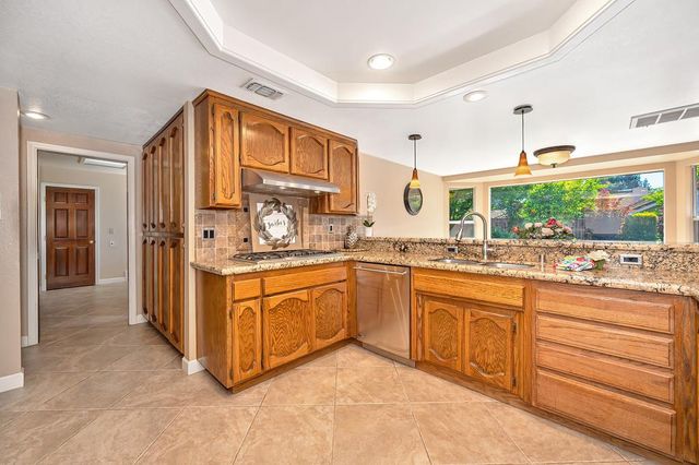 1872 Ridgeview Dr, Roseville, CA 95661