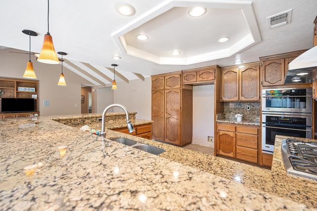1872 Ridgeview Dr, Roseville, CA 95661