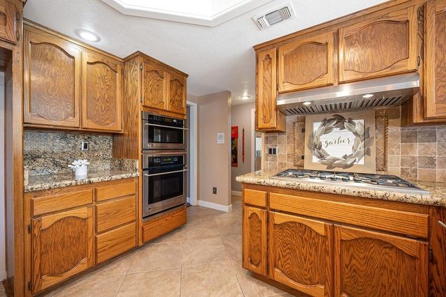 1872 Ridgeview Dr, Roseville, CA 95661