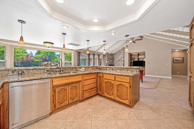 1872 Ridgeview Dr, Roseville, CA 95661