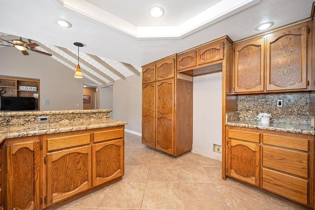 1872 Ridgeview Dr, Roseville, CA 95661