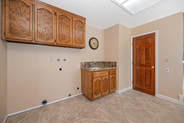 1872 Ridgeview Dr, Roseville, CA 95661