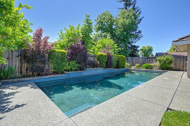 1872 Ridgeview Dr, Roseville, CA 95661