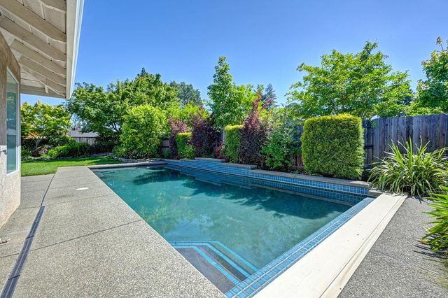 1872 Ridgeview Dr, Roseville, CA 95661