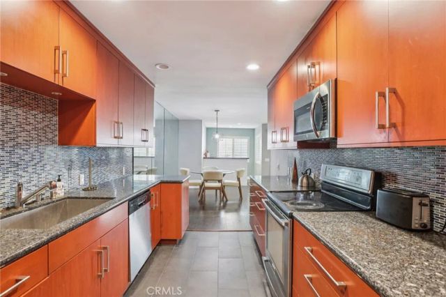 1121 N Olive Drive 211, West Hollywood, CA 90069