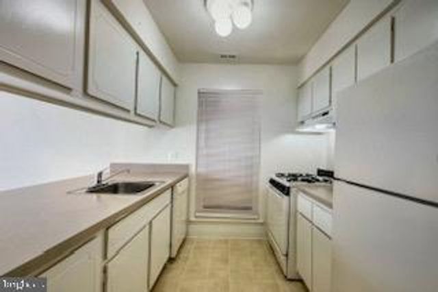 590 LOWER LANDING RD, Blackwood, NJ 08012