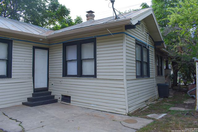 2246 E HOUSTON ST, San Antonio, TX 78202