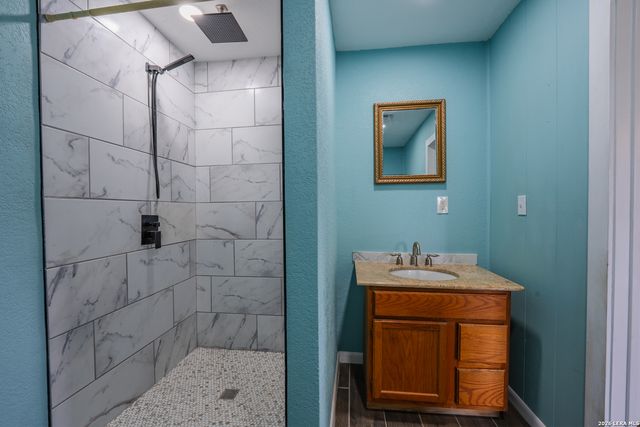 1002 RIVER OAK DR, Seguin, TX 78155