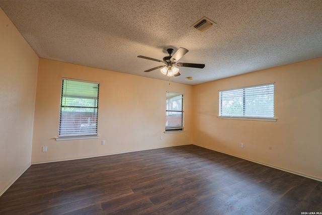 1002 RIVER OAK DR, Seguin, TX 78155