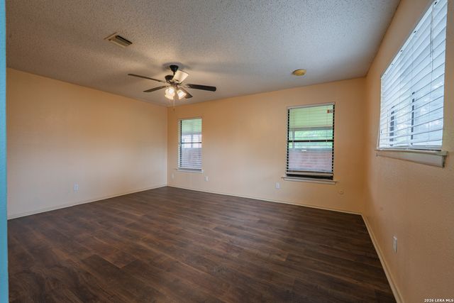 1002 RIVER OAK DR, Seguin, TX 78155