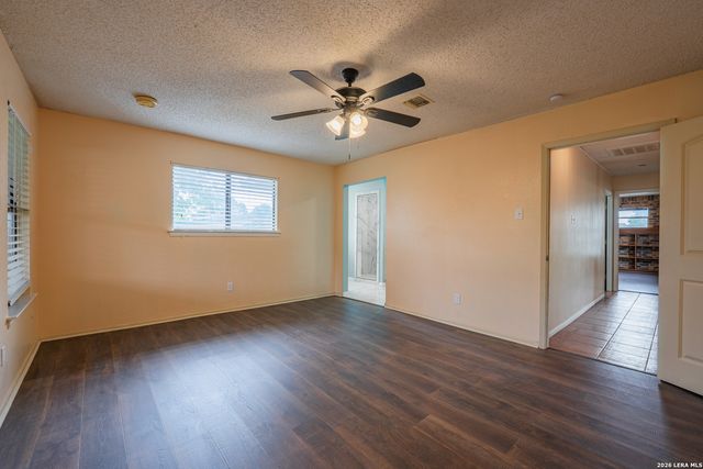 1002 RIVER OAK DR, Seguin, TX 78155