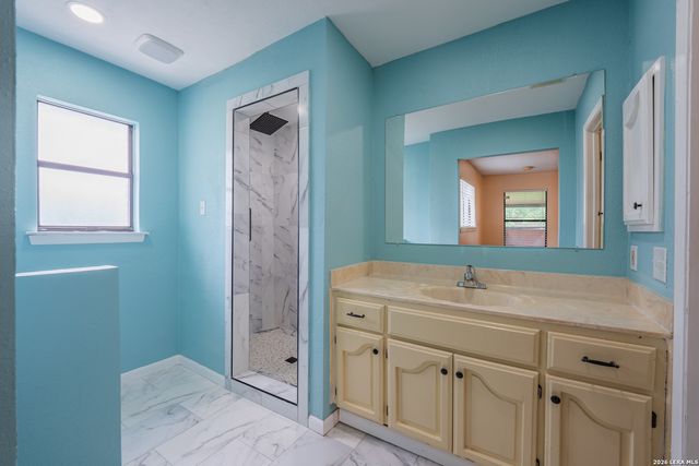 1002 RIVER OAK DR, Seguin, TX 78155