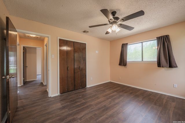 1002 RIVER OAK DR, Seguin, TX 78155