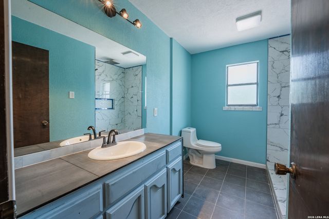 1002 RIVER OAK DR, Seguin, TX 78155