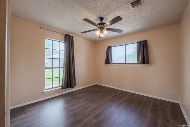 1002 RIVER OAK DR, Seguin, TX 78155