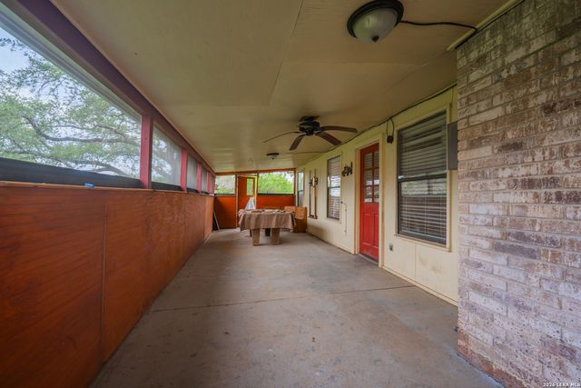 1002 RIVER OAK DR, Seguin, TX 78155