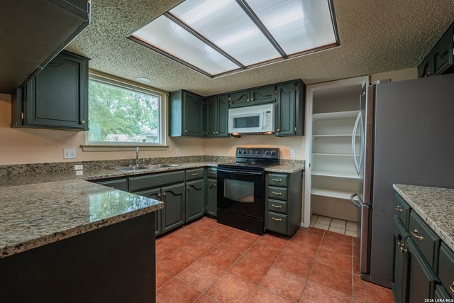 1002 RIVER OAK DR, Seguin, TX 78155