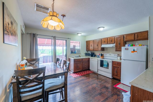 1002 RIVER OAK DR, Seguin, TX 78155