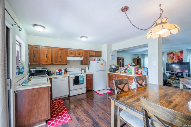 1002 RIVER OAK DR, Seguin, TX 78155