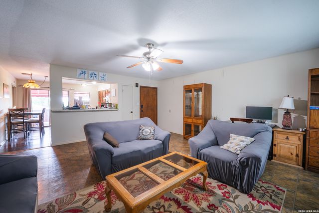 1002 RIVER OAK DR, Seguin, TX 78155