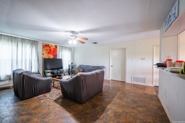 1002 RIVER OAK DR, Seguin, TX 78155
