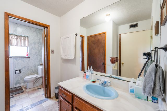 1002 RIVER OAK DR, Seguin, TX 78155