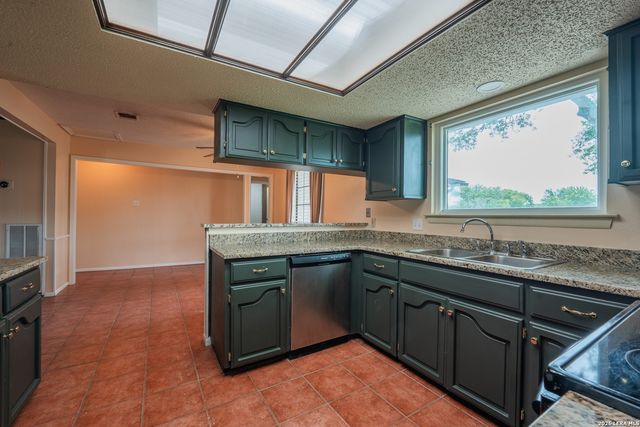 1002 RIVER OAK DR, Seguin, TX 78155