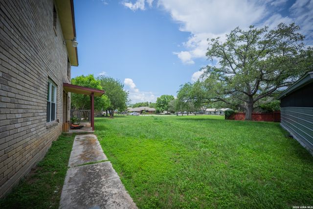 1002 RIVER OAK DR, Seguin, TX 78155
