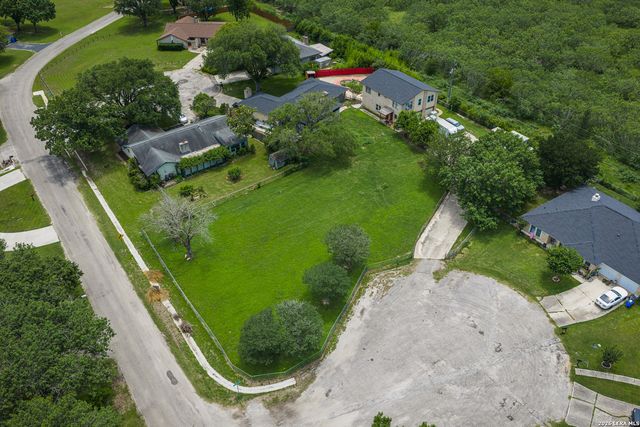 1002 RIVER OAK DR, Seguin, TX 78155