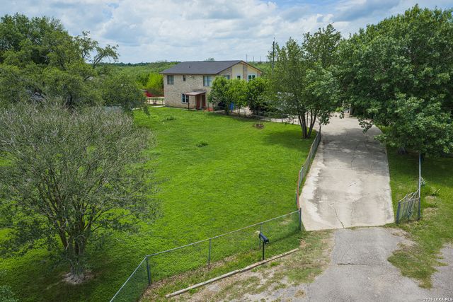 1002 RIVER OAK DR, Seguin, TX 78155