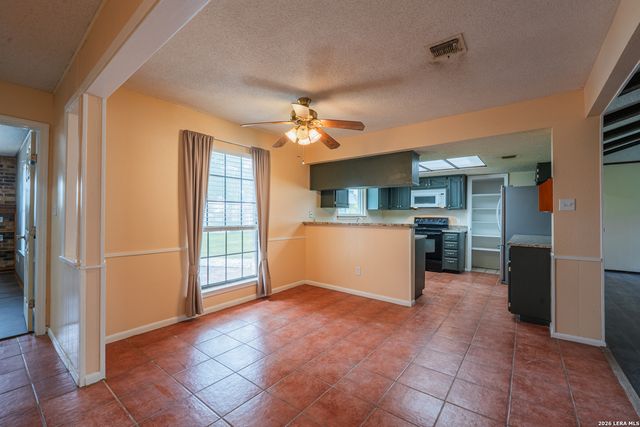 1002 RIVER OAK DR, Seguin, TX 78155