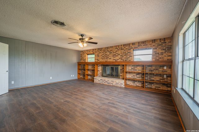 1002 RIVER OAK DR, Seguin, TX 78155