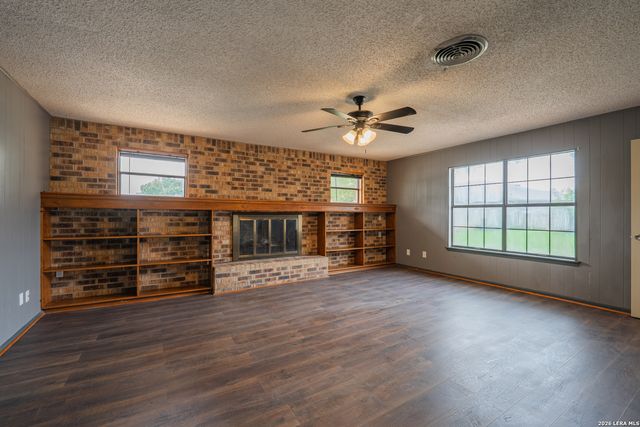 1002 RIVER OAK DR, Seguin, TX 78155