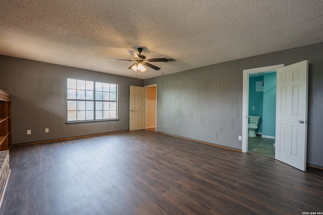 1002 RIVER OAK DR, Seguin, TX 78155