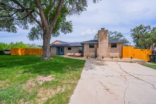 1002 RIVER OAK DR, Seguin, TX 78155