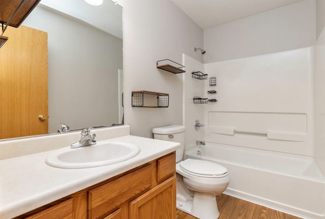 2536 Riverwoods Avenue, Des Moines, IA 50320