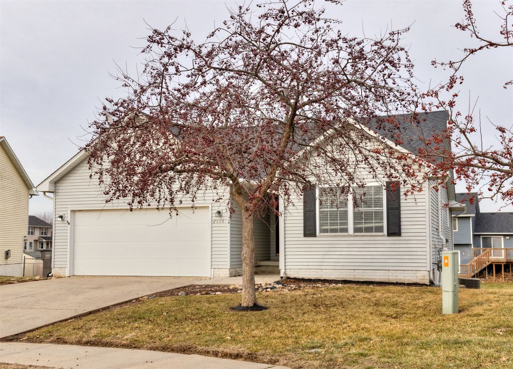 2536 Riverwoods Avenue, Des Moines, IA 50320