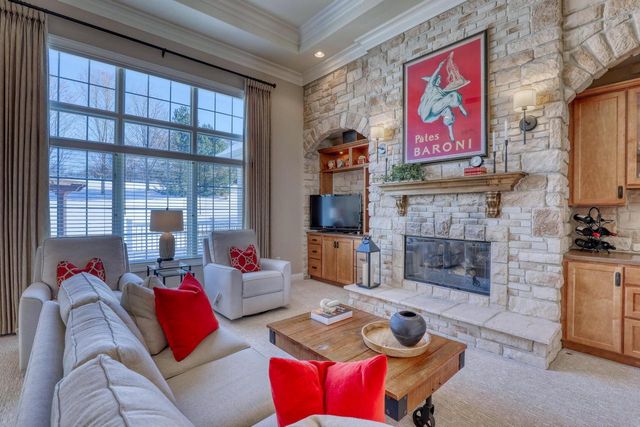 1196 Mary Hill CIRCLE, Hartland, WI 53029