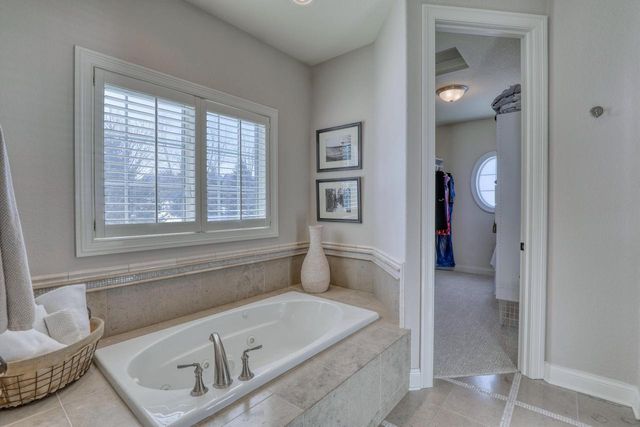 1196 Mary Hill CIRCLE, Hartland, WI 53029