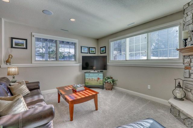 1196 Mary Hill CIRCLE, Hartland, WI 53029