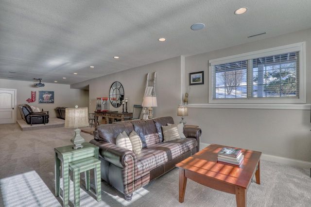 1196 Mary Hill CIRCLE, Hartland, WI 53029