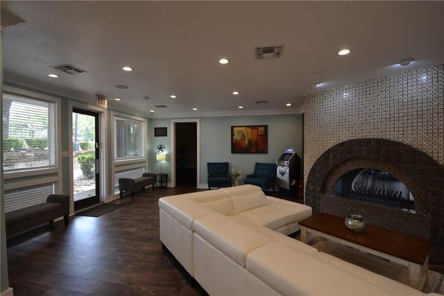 935 La Posada DR 141, Austin, TX 78752