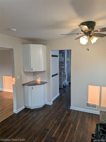 30760 Palmer Boulevard, Madison Heights, MI 48071