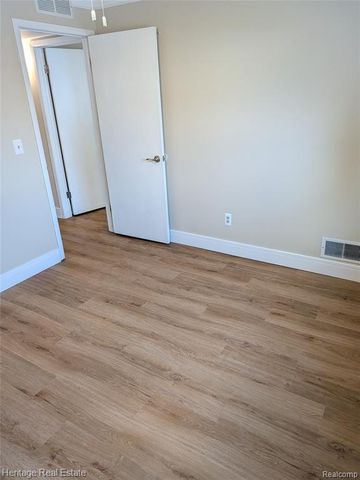 30760 Palmer Boulevard, Madison Heights, MI 48071